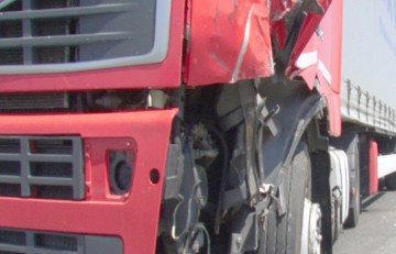 Două autotrenuri s-au ciocnit pe Autostrada Soarelui